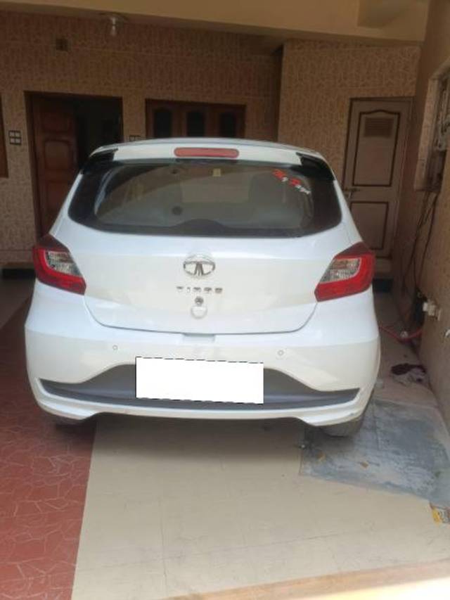 https://images10.gaadi.com/usedcar_image/4569619/original/processed_d01abb79-0ab2-45d7-9954-f995004a17ec.jpg?imwidth=6402