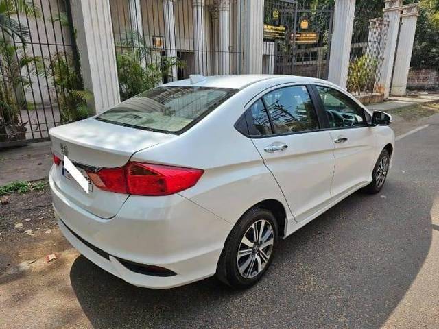 https://images10.gaadi.com/usedcar_image/4569651/original/processed_8a414e9f4df0e5c02f74358eb7d0db4e.jpg?imwidth=6402