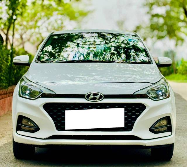 https://images10.gaadi.com/usedcar_image/4569679/original/processed_1619d3fcbf7aaa6c0da27db48d41dd47.jpg?imwidth=6401