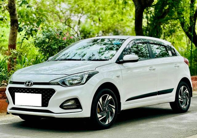 https://images10.gaadi.com/usedcar_image/4569679/original/processed_e73ecaf19f40bd0e9a7eb76ce8d7f7d1.jpg?imwidth=6402