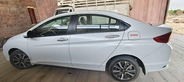 https://images10.gaadi.com/usedcar_image/4569685/original/processed_60e1f4f2-8e57-4082-8956-587824f1c11b.jpg?imwidth=6401