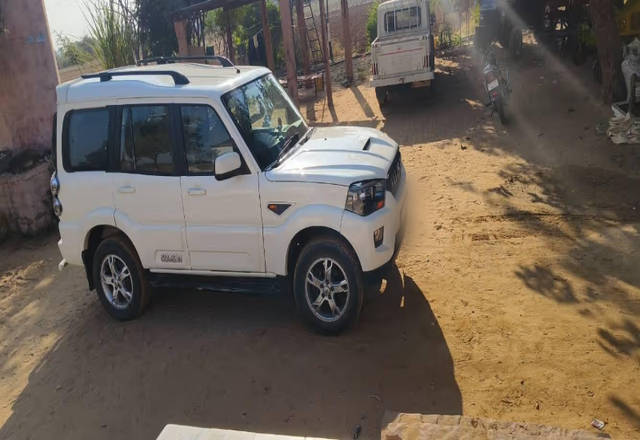 https://images10.gaadi.com/usedcar_image/4569746/original/3d391ee2-6bd5-416a-afce-d48a6d3a7759.?imwidth=6400