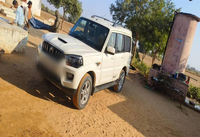 https://images10.gaadi.com/usedcar_image/4569746/original/cc5564f1-5d70-43e1-9228-eed7f7ce2415.?imwidth=6402