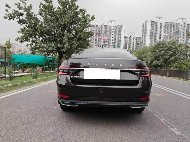 https://images10.gaadi.com/usedcar_image/4569752/original/processed_644b6480b7df0c83fd1804e56a2f50de.jpg?imwidth=6402