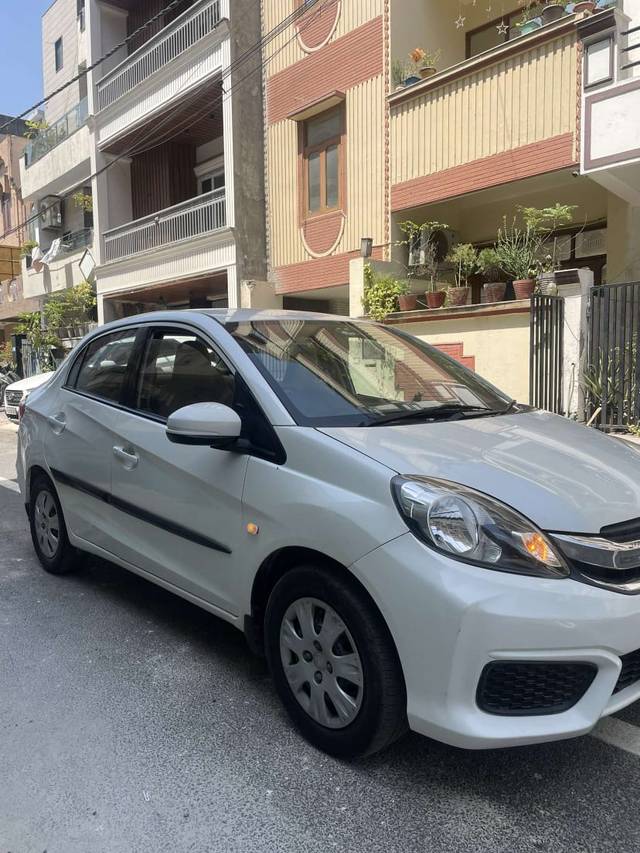 https://images10.gaadi.com/usedcar_image/4569762/original/7388347573505b6515bff3bc394c00d5.jpg?imwidth=6400