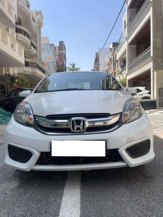 https://images10.gaadi.com/usedcar_image/4569762/original/processed_3aa4a7733cfdc5f53e3ff1736d9c78c6.jpg?imwidth=6402