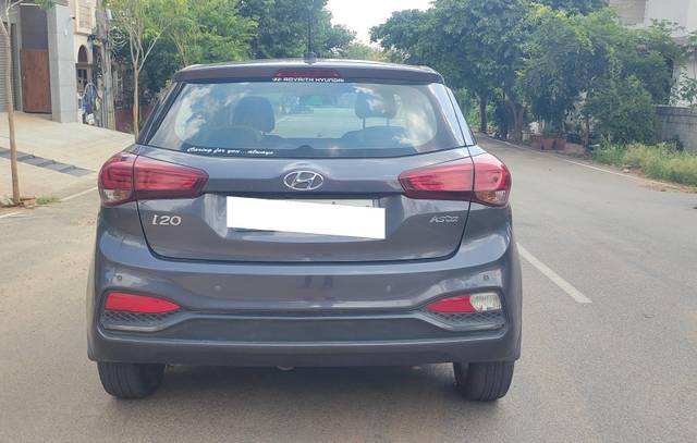 https://images10.gaadi.com/usedcar_image/4569763/original/processed_01b1cd2fde165cce5427140eeb173011.jpg?imwidth=6402
