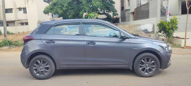 https://images10.gaadi.com/usedcar_image/4569763/original/processed_daf677e9ae3195ad239c9ce70b871e31.jpg?imwidth=6401