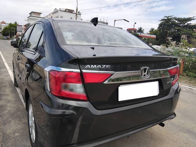 https://images10.gaadi.com/usedcar_image/4569786/original/processed_9169421f37ff58ff4ac77193ddd03861.jpg?imwidth=6402