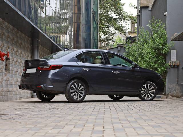 https://images10.gaadi.com/usedcar_image/4569787/original/processed_14263aaf15e111fb1088b5d4d1618bf6.jpg?imwidth=6402