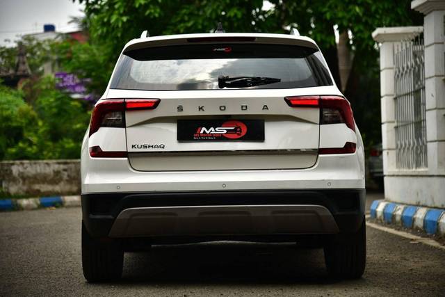https://images10.gaadi.com/usedcar_image/4569802/original/processed_3cfa487f147ae271fb5ed5e28cf9fb1a.jpg?imwidth=6402