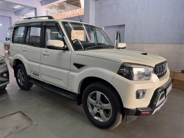 https://images10.gaadi.com/usedcar_image/4569808/original/processed_277892483e65eb4ac8de0a7bd8c42c1e.jpg?imwidth=6400