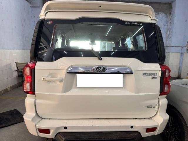 https://images10.gaadi.com/usedcar_image/4569808/original/processed_7ee1f7b3475180a0e074e02b8ff6b1f5.jpg?imwidth=6401