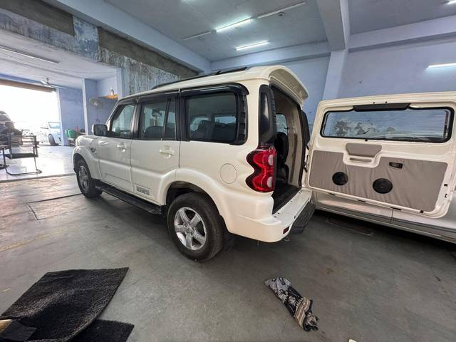 https://images10.gaadi.com/usedcar_image/4569808/original/processed_f27b459780b249af68a7cf0a98989b81.jpg?imwidth=6402