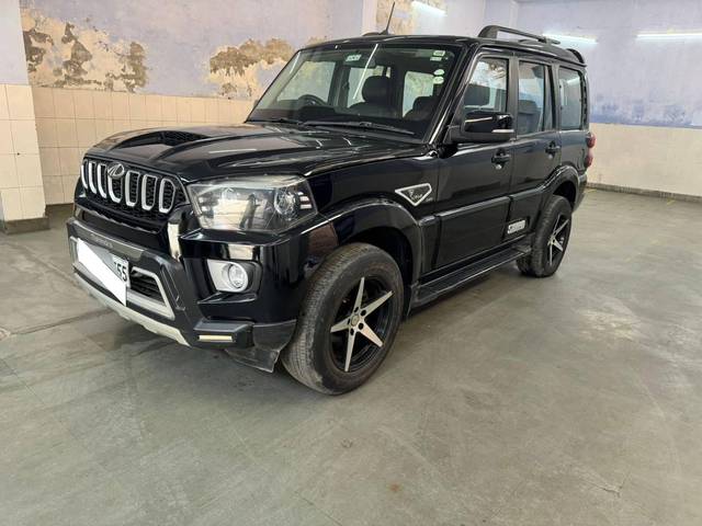 https://images10.gaadi.com/usedcar_image/4569818/original/processed_dbff3b36e608e988bd57d581f5a350ed.jpg?imwidth=6402
