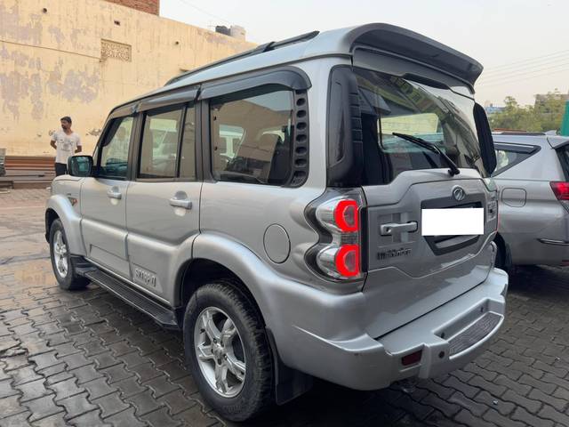 https://images10.gaadi.com/usedcar_image/4569834/original/processed_00adebdb008b6efeea44fd68ebd526ca.jpg?imwidth=6402