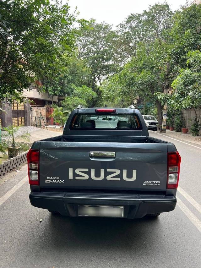 https://images10.gaadi.com/usedcar_image/4569938/original/processed_1abe5a0dc0c9cabcfb482b56e54ea69a.jpg?imwidth=6402