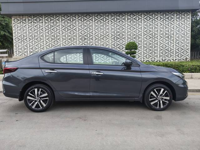 https://images10.gaadi.com/usedcar_image/4569942/original/ee3e972468da7c658fd206fbe6a67bbf.jpeg?imwidth=6401