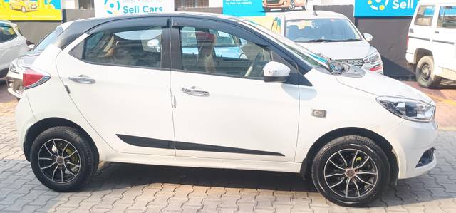 https://images10.gaadi.com/usedcar_image/4569947/original/processed_4c2e0dd4-575f-47a6-88ab-d55b42f17381.jpg?imwidth=6401