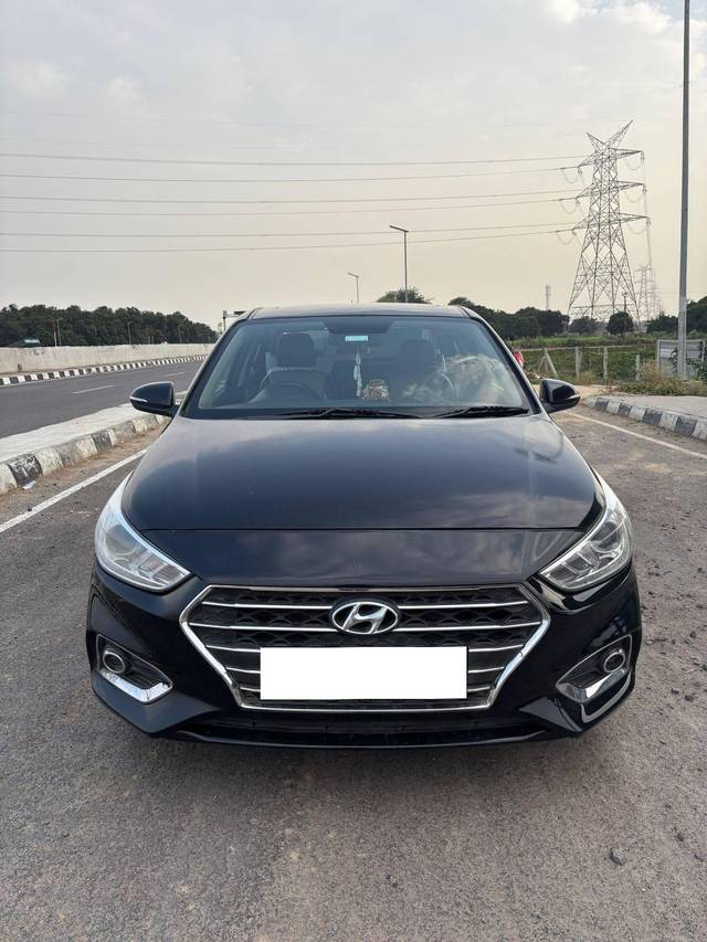 https://images10.gaadi.com/usedcar_image/4570011/original/processed_d127b00f957b11ae6166705f5c78d5e4.jpg?imwidth=6400