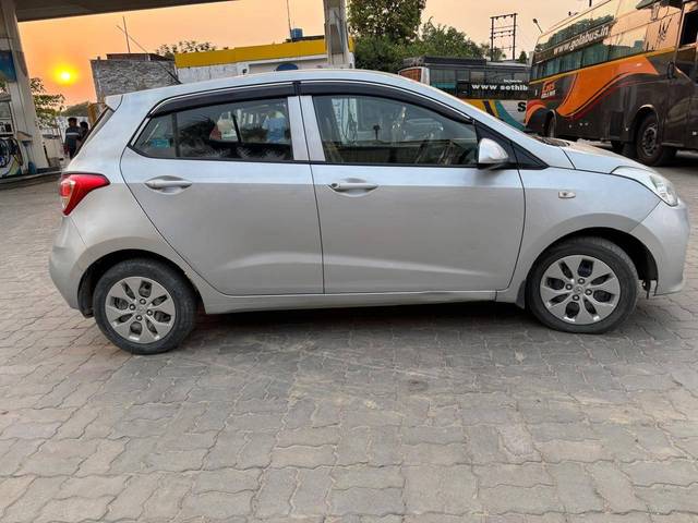 https://images10.gaadi.com/usedcar_image/4570014/original/processed_fdc085d13b41557466f69ee745a86059.jpg?imwidth=6401
