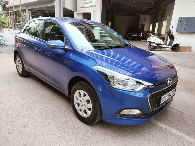 https://images10.gaadi.com/usedcar_image/4570031/original/processed_8d5f67529a0f627b4ee84aa5f768d573.jpg?imwidth=6400