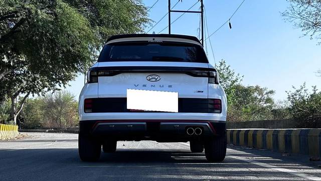 https://images10.gaadi.com/usedcar_image/4570194/original/processed_326065b82de250ae5a19189a670f5fc9.jpg?imwidth=6402