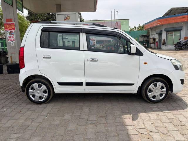 https://images10.gaadi.com/usedcar_image/4570211/original/processed_9bb97fc8fbfff05c3b4eed7537f908c6.jpg?imwidth=6401
