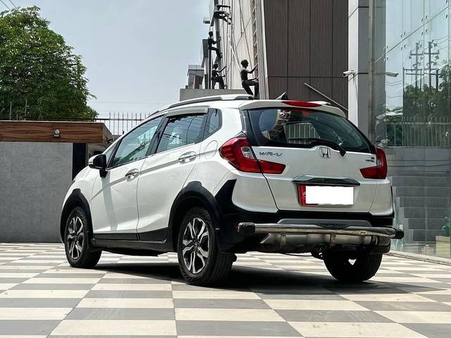 https://images10.gaadi.com/usedcar_image/4570219/original/processed_bc04b06fea128b6e74c8ba8d8b058a75.jpg?imwidth=6402