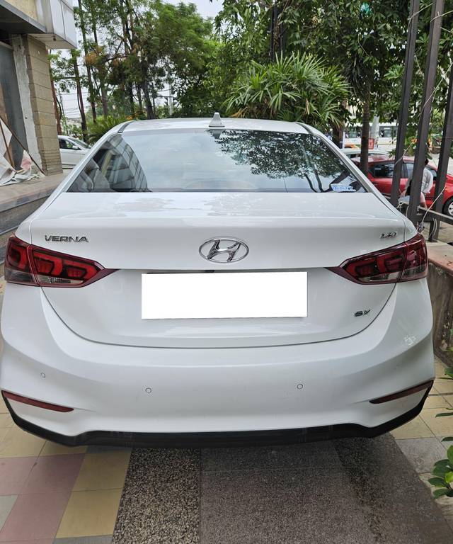https://images10.gaadi.com/usedcar_image/4570237/original/processed_f8793fa2677dd93a1c1fa2aa7b97ca8e.jpg?imwidth=6402