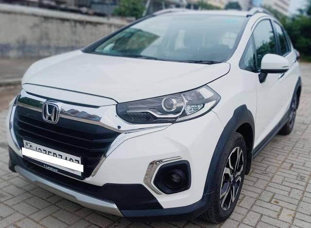 https://images10.gaadi.com/usedcar_image/4570238/original/processed_6b2e1f8bd1c22e3bf7000edb0f05e293.jpg?imwidth=6402