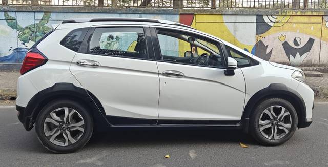 https://images10.gaadi.com/usedcar_image/4570370/original/processed_5167e49a49b3a7de0d71eda689ab7487.jpg?imwidth=6402