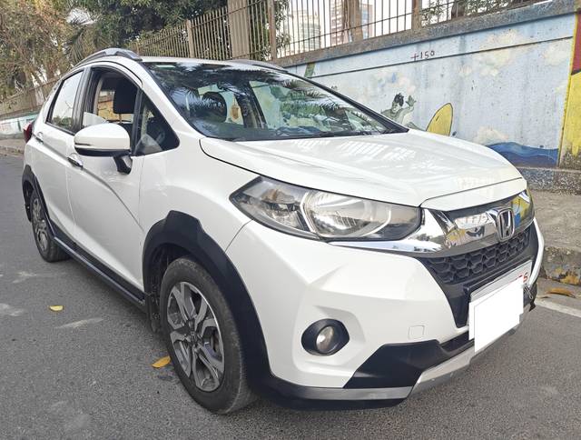 https://images10.gaadi.com/usedcar_image/4570370/original/processed_a921d3e8083ccd7deb00719d68aea444.jpg?imwidth=6401