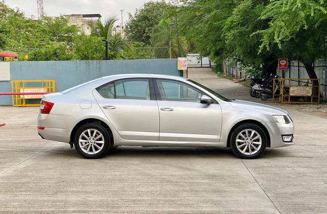 https://images10.gaadi.com/usedcar_image/4570371/original/processed_900997a4aeced578c583d2c56d33ee4a.jpg?imwidth=6401