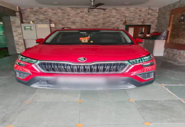 https://images10.gaadi.com/usedcar_image/4570376/original/e08c1135-3801-40f5-9304-7ac044b75051.?imwidth=6400