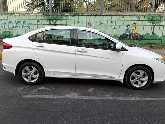 https://images10.gaadi.com/usedcar_image/4570448/original/processed_73495ebe20dc28e24e513f51fe8a539c.jpg?imwidth=6402
