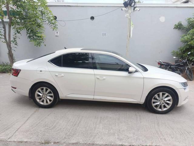https://images10.gaadi.com/usedcar_image/4570471/original/processed_478a997fef39dc627030a96b78ea3fb7.jpg?imwidth=6401