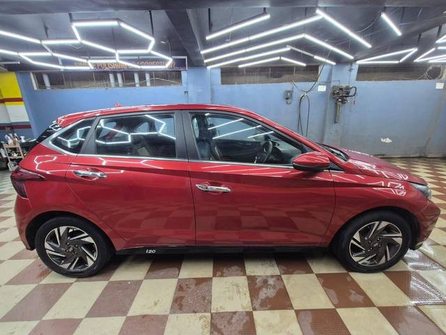 https://images10.gaadi.com/usedcar_image/4570622/original/processed_8ee18b9feaf9236cfab1afd4547989a1.jpg?imwidth=6401