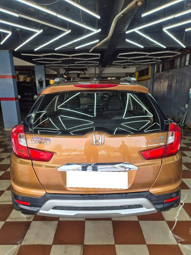 https://images10.gaadi.com/usedcar_image/4570625/original/processed_65d3396591bc5e93640254eacd903c48.jpg?imwidth=6402