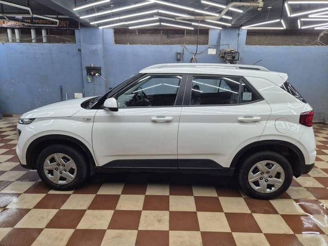 https://images10.gaadi.com/usedcar_image/4570627/original/processed_06e7e20fc4f014ab187f4d3a30c6496e.jpg?imwidth=6402