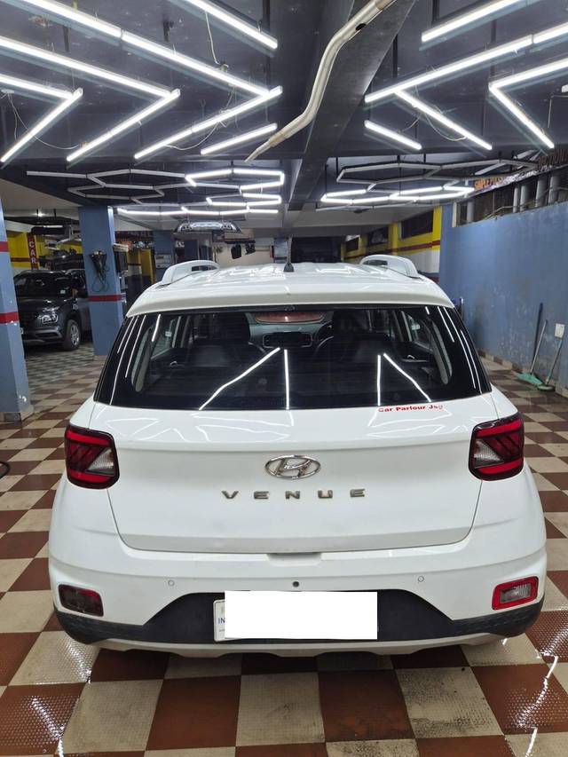 https://images10.gaadi.com/usedcar_image/4570627/original/processed_7dee905efee1453d6fc84f25f13772f9.jpg?imwidth=6401
