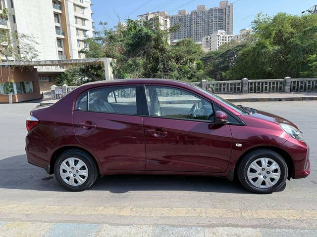 https://images10.gaadi.com/usedcar_image/4570645/original/processed_c3ce68a3a4b2e9432cfd3be09c83b3d7.jpeg?imwidth=6401