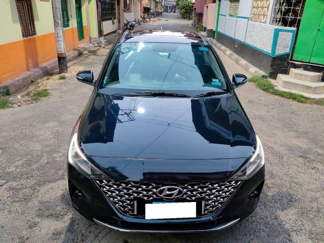 https://images10.gaadi.com/usedcar_image/4570702/original/processed_cdcc7c02497ba1408395ecf157ea1479.jpg?imwidth=6402