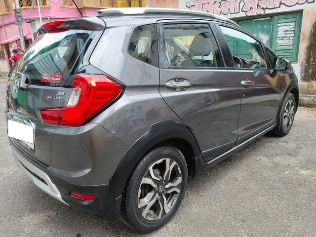 https://images10.gaadi.com/usedcar_image/4570704/original/processed_89bf6b908b17b0cc674ecd6ce60cfb0e.jpg?imwidth=6402