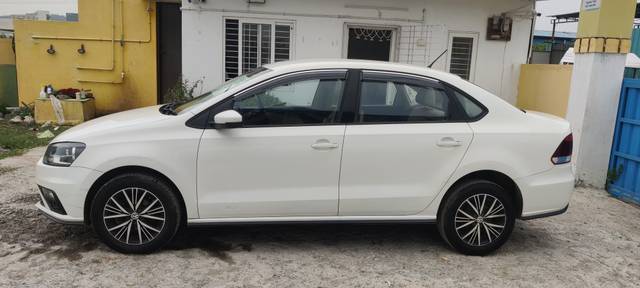 https://images10.gaadi.com/usedcar_image/4570720/original/processed_a397310d406eadffa96db5e05f549870.jpg?imwidth=6402
