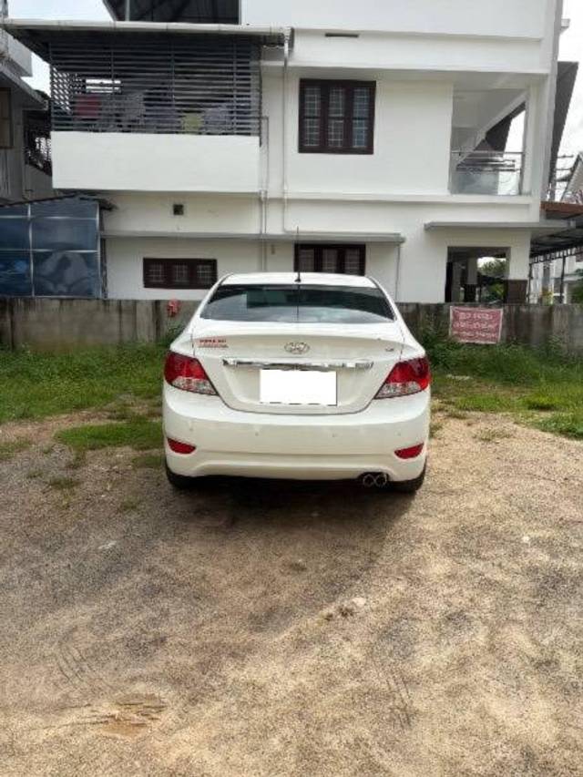 https://images10.gaadi.com/usedcar_image/4570729/original/processed_db2d2e2c-3ea3-47b5-aa68-26d92cc6dd72.jpeg?imwidth=6402