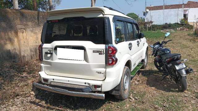 https://images10.gaadi.com/usedcar_image/4570971/original/processed_5603f993-79ae-4968-a861-fcebb7b6b4ad.jpg?imwidth=6402