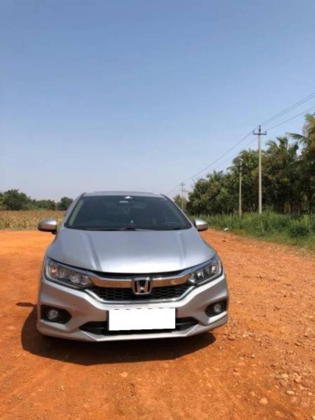https://images10.gaadi.com/usedcar_image/4570986/original/processed_4cf9ff3c-8ff9-4d90-8643-70e0143bce74.jpg?imwidth=6400