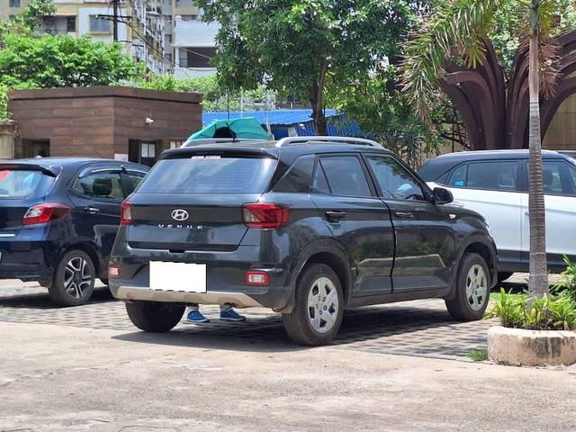 https://images10.gaadi.com/usedcar_image/4571019/original/processed_5338a198-a43a-4329-aa81-77e204a27b08.jpeg?imwidth=6402