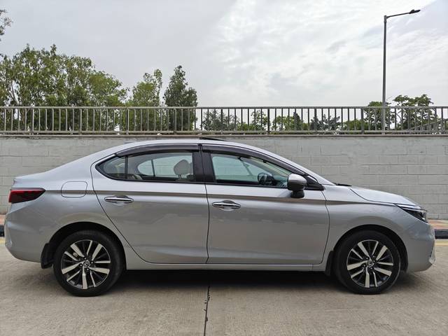 https://images10.gaadi.com/usedcar_image/4571089/original/9bb5f58d7bf5728b5bc50c2e8feed61d.jpg?imwidth=6401